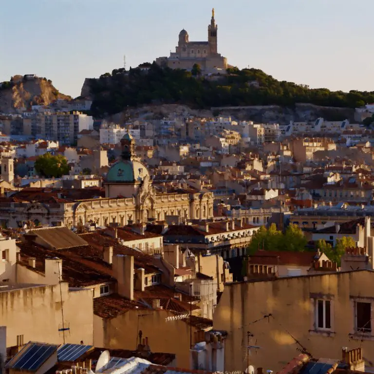 Vue sur la ville de Marseille et Notre Dame de la Garde