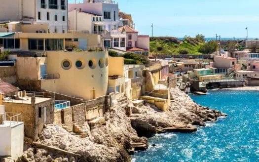 Vue sur la mer et la côte rocheuse de Marseille