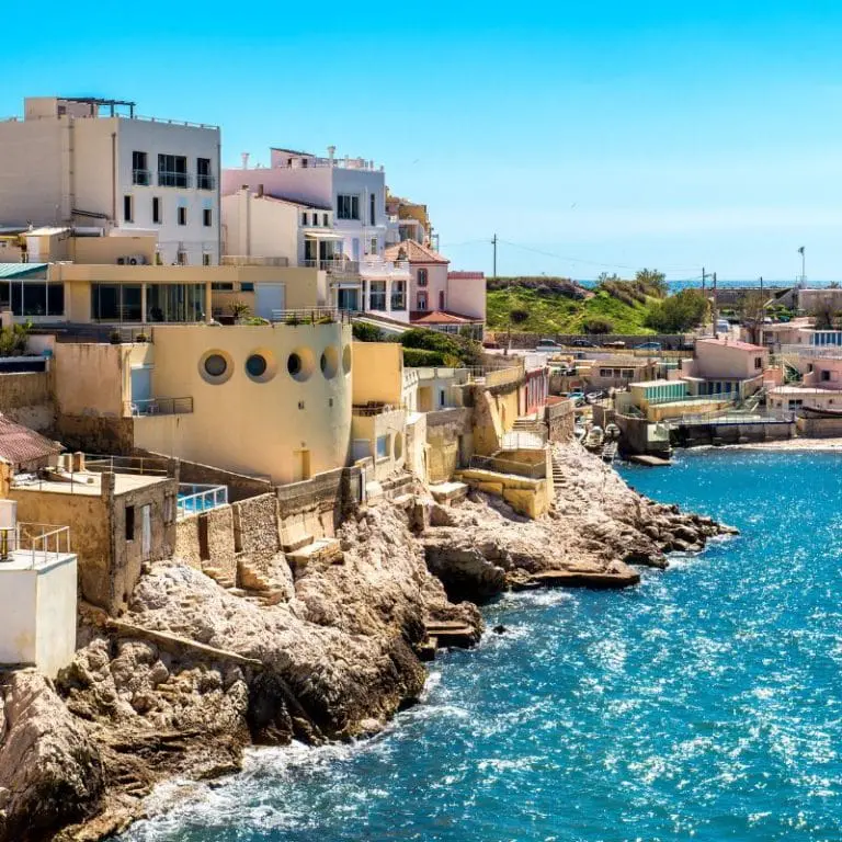 Vue sur la mer et la côte rocheuse de Marseille