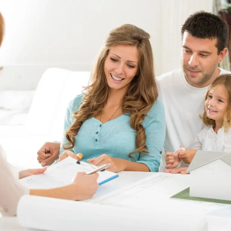 portrait d'une famille qui signent des papiers
