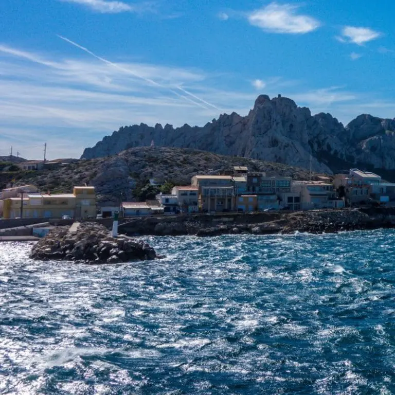 vue du quartier des goudes marseille 8 depuis la mer