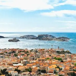 Vue sur Marseille, la côte Méditerranéenne et les iles Friouls