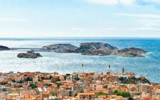 Vue sur Marseille, la côte Méditerranéenne et les iles Friouls