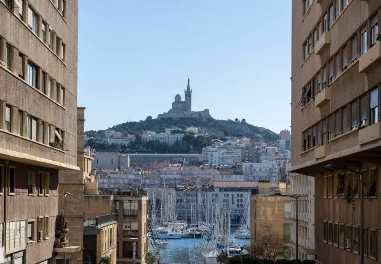 Vue depuis le vieux port sur Notre Dame de la Garde