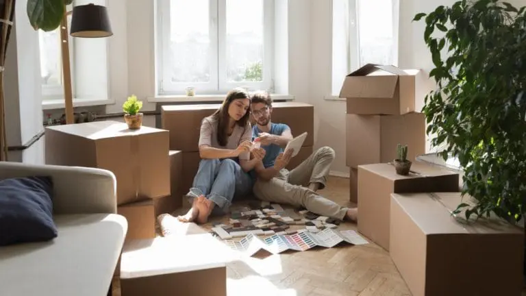couple qui déménage à marseille