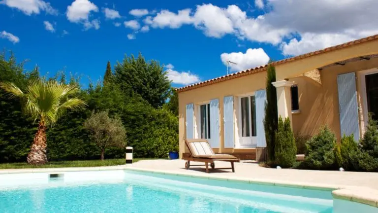 Exterieur d'une maison avec piscine à Marseille
