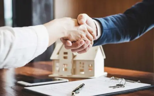Deux mains qui se serrent pour une vente immobilière conclue