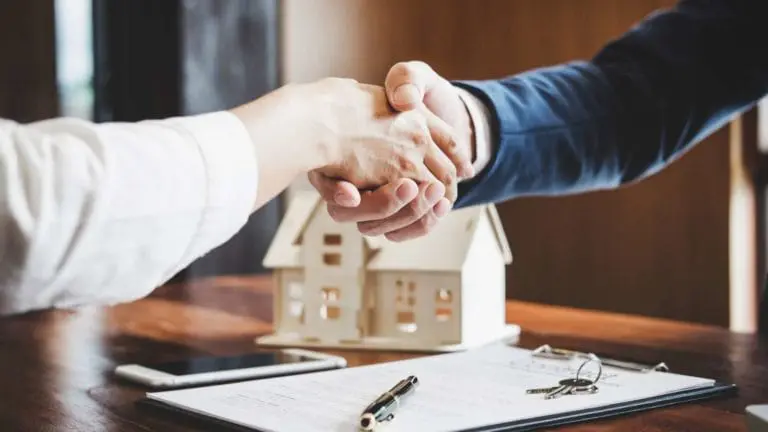Deux mains qui se serrent pour une vente immobilière conclue