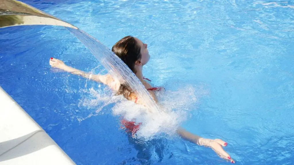 piscine avec jet d'eau