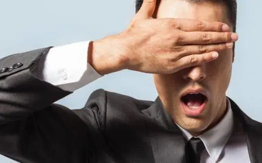 Agent immobilier se masquant les yeux avec la main
