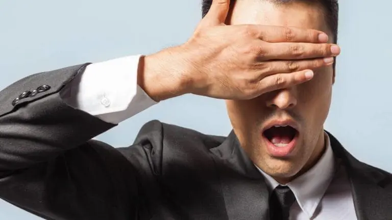 Agent immobilier se masquant les yeux avec la main