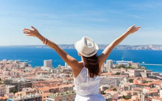 Femme de dos heureuse de vivre à Marseille