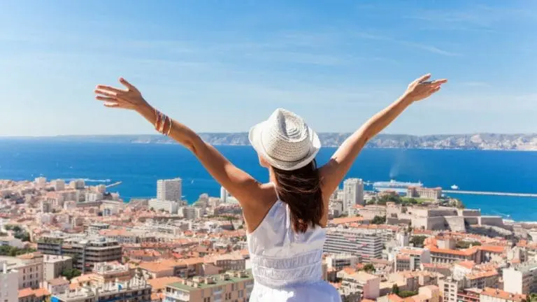 Femme de dos heureuse de vivre à Marseille