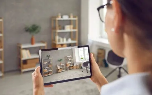 femme qui visite virtuellement un appartement