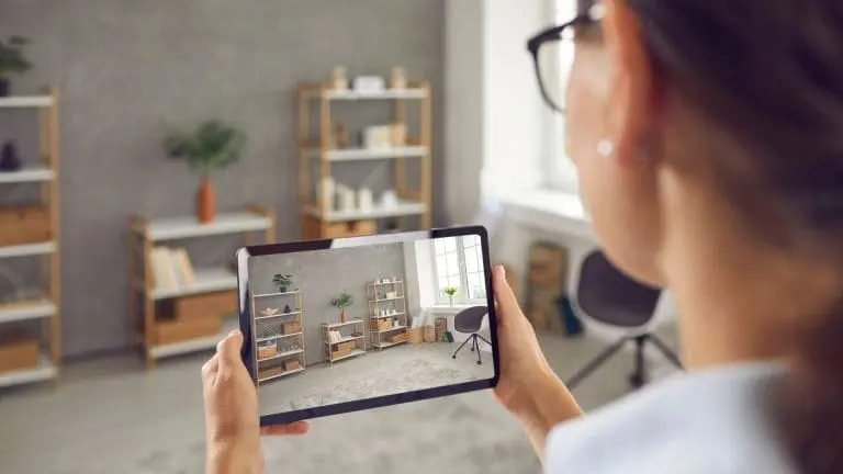 femme qui visite virtuellement un appartement