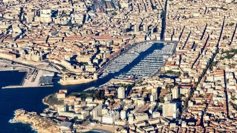 vue aérienne du vieux port de Marseille