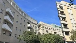 Immeubles entourés d'arbres situés dans le quartier Lodi à Marseille