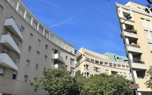 Immeubles entourés d'arbres situés dans le quartier Lodi à Marseille