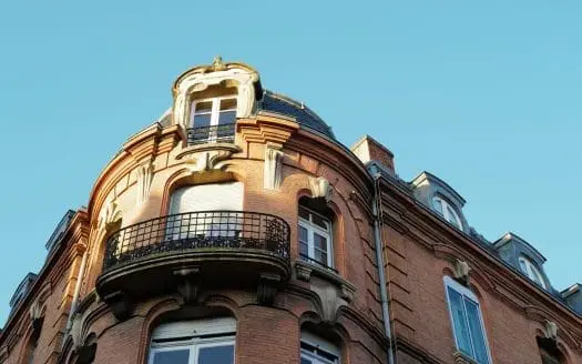 Vue du sommet d'un immeuble en copropriété à Marseille avec des balcons spacieux.