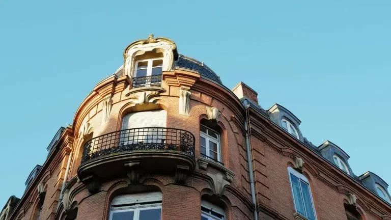 Vue du sommet d'un immeuble en copropriété à Marseille avec des balcons spacieux.