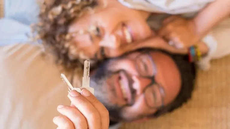 Couple de primo accédants à Marseille ayant bénéficié des aides pour acheter leur appartement