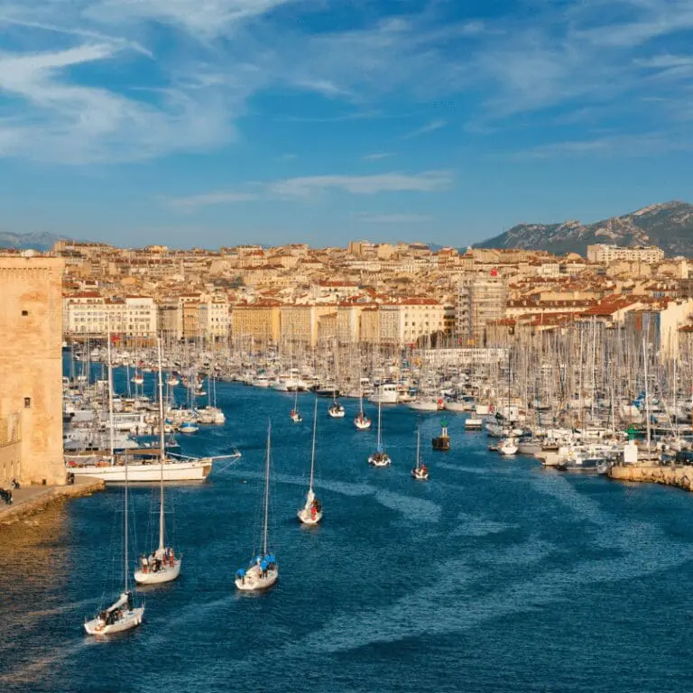 Vue sur le vieux port et le fort Saint Jean