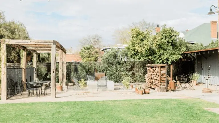 Maison avec extérieur et salon de jardin