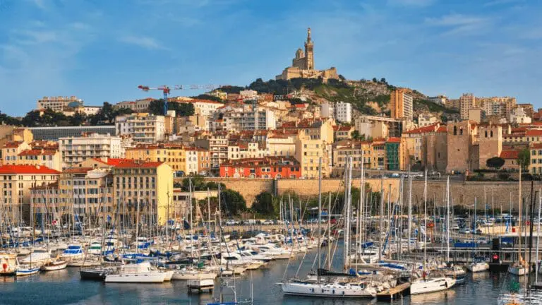 Vue sur le Vieux Port Marseille et Notre Dame de la Garde