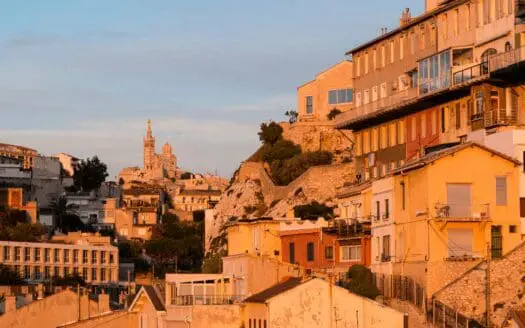 Vue sur Notre Dame de la Garde au soleil couchant