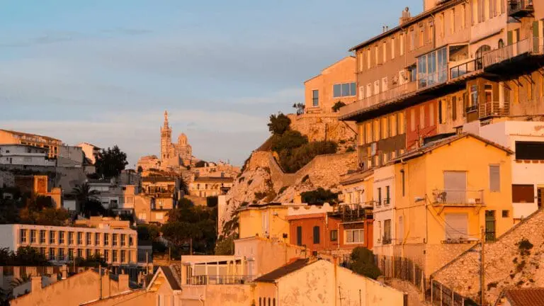 Vue sur Notre Dame de la Garde au soleil couchant