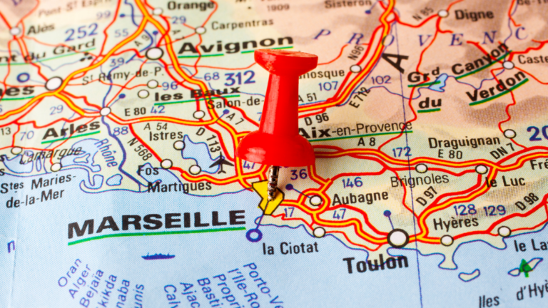 Carte de Marseille avec punaise