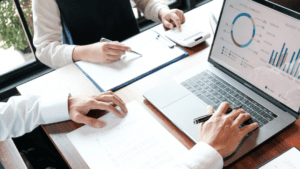 Mains au dessus d'un ordinateur avec graphique