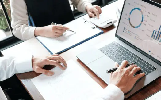 Mains au dessus d'un ordinateur avec graphique