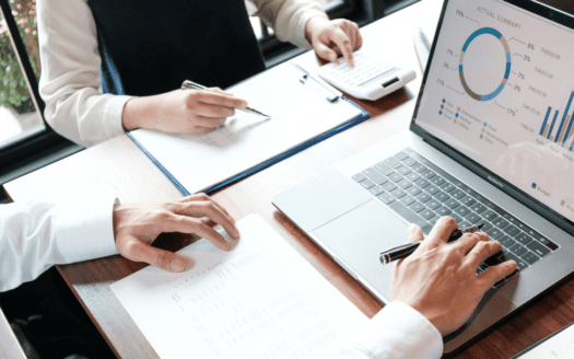 Mains au dessus d'un ordinateur avec graphique