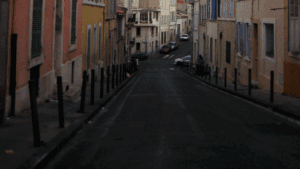 Rue sombre et enclavée à Marseille