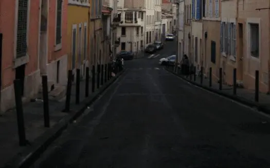 Rue sombre et enclavée à Marseille