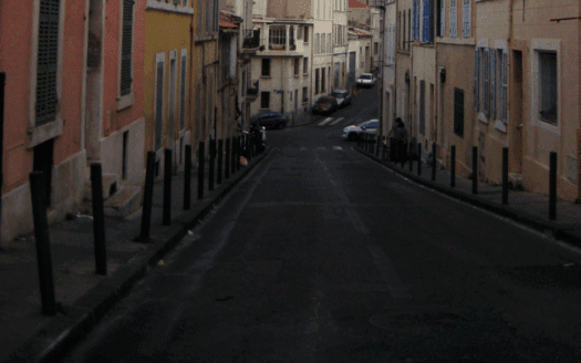 Rue sombre et enclavée à Marseille