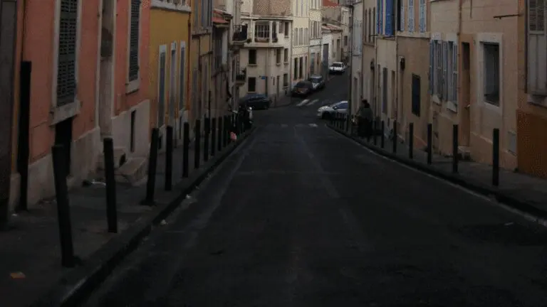 Rue sombre et enclavée à Marseille