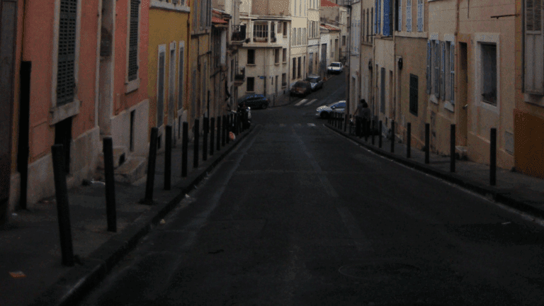 Rue sombre et enclavée à Marseille