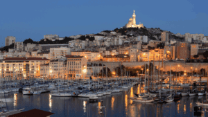 Vue sur Notre-Dame-de-la-Garde de nuit depuis le vieux port de Marseille