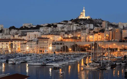 Vue sur Notre-Dame-de-la-Garde de nuit depuis le vieux port de Marseille