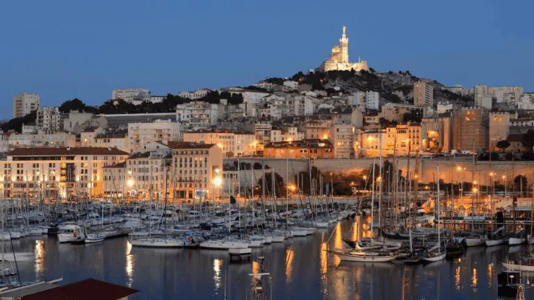 Vue sur Notre-Dame-de-la-Garde de nuit depuis le vieux port de Marseille