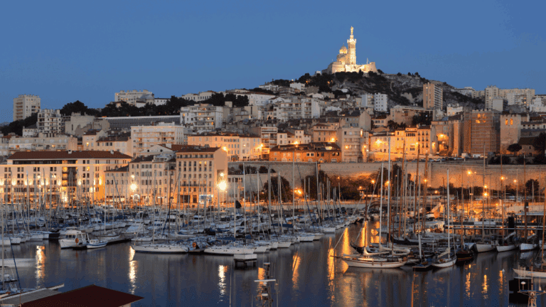 Vue sur Notre-Dame-de-la-Garde de nuit depuis le vieux port de Marseille