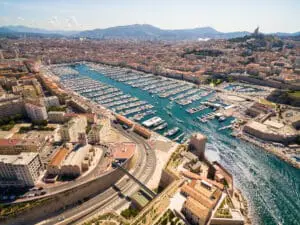 Vue aérienne sur le vieux port de Marseille