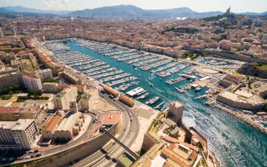 Vue aérienne sur le vieux port de Marseille