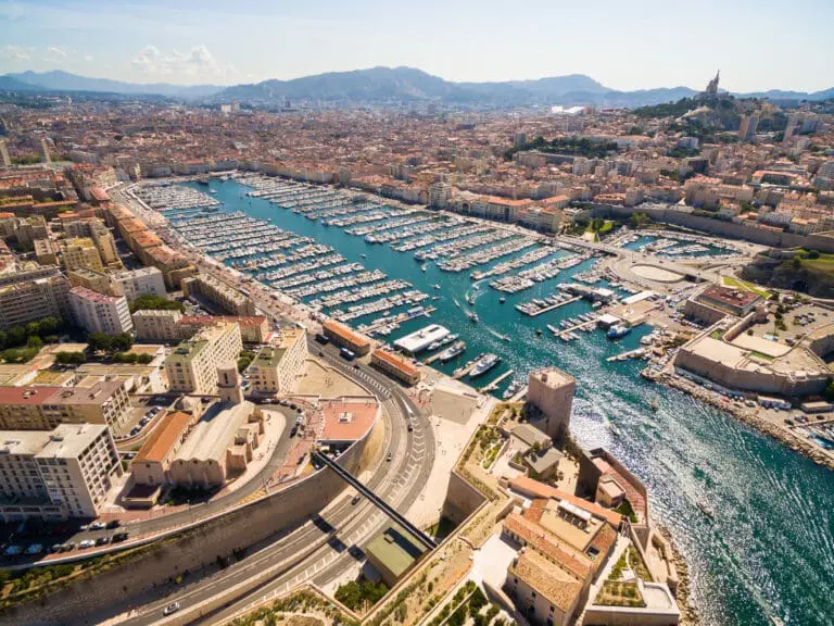 Vue aérienne sur le vieux port de Marseille