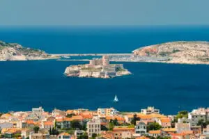 Vu sur le chateau d'If depuis les hauteurs du quartier Baille (6eme arrondissement de Marseille)