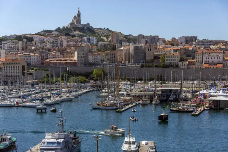 vue sur le vieux port de Marseille et le 6eme arrondissement