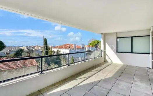 Vente appartement 2 pièces 49.84 m², 13008