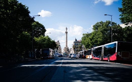 Vue sur une avenue animée et des imposants bâtiments dans le quartier Castellane à Marseille 13006.